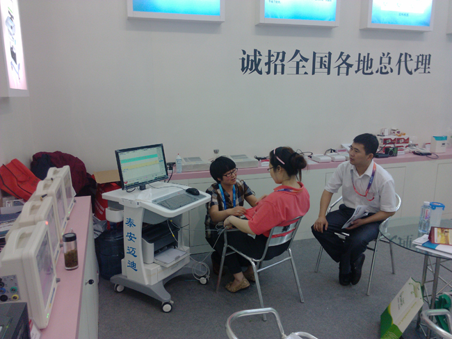 泰安邁迪培訓(xùn)經(jīng)理為客戶現(xiàn)場做胎兒母嬰監(jiān)護并講解胎兒母嬰監(jiān)護知識